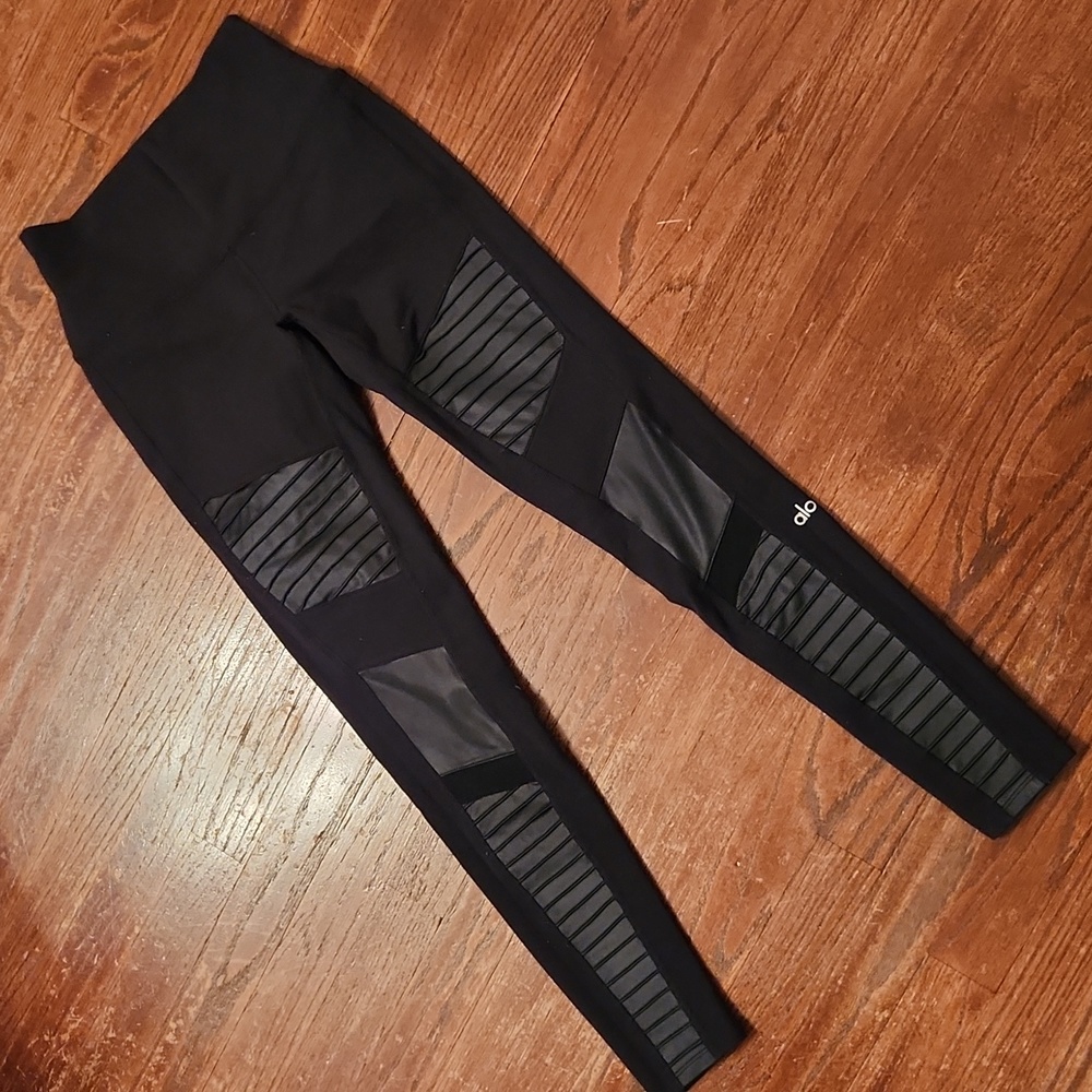 Alo yoga womens moto legging in black, size Small. Great condition!